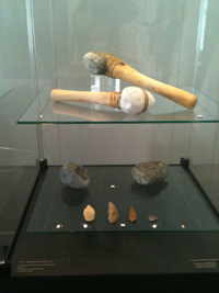 Outils utilisés pour la gravure d'une stèle